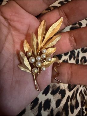 Gold Pearl Leaf Brooch - Elegant Women’s Jewelry